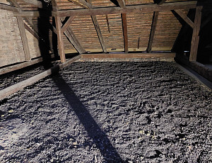 Zateplení stropu rodinného domu pomocí foukané izolace